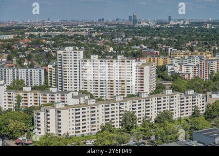 Hochhäuser, Lipschitzallee, Gropiusstadt, Neukölln, Berlin, Deutschland *** High-rise buildings, Lipschitzallee, Gropiusstadt, Neukölln, Berlin, Germany Stock Photo