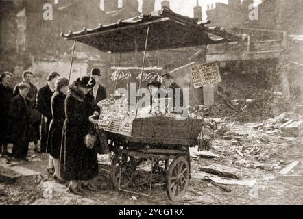 World War II - Shopping on the morning after a German bombing raid in London -September 1940. -  Seconde Guerre mondiale - Shopping le matin après un bombardement allemand à Londres - septembre 1940. -   Zweiter Weltkrieg - Einkaufen am Morgen nach einem deutschen Bombenangriff in London - September 1940. - Stock Photo