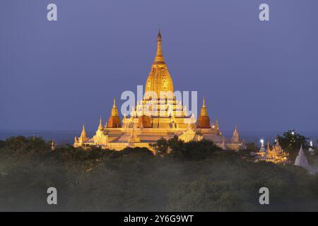 Illuminated Ananda Temple Pagoda (Paya) in Bagan at night, Myanmar (Burma) Stock Photo