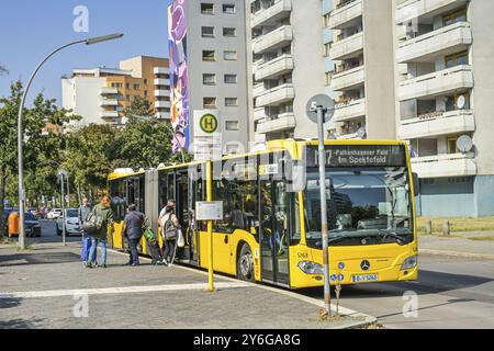 Bus, M 37, Blasewitzer Ring, Obstallee-Siedlung, Staaken, Spandau, Berlin, Germany, Europe Stock Photo