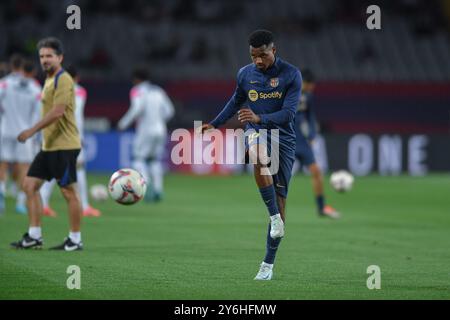 Barcelona, Esp. 25th Sep, 2024. FC BARCELONA vs GETAFE CF. September 25, 2024 Ansu Fati (10) of FC Barcelona warms up before the match between FC Barcelona and Getafe CF corresponding to the seventh day of La Liga EA Sports at Olimpic Stadium Lluis Companys of Montjuic in Barcelona, Spain. Credit: rosdemora/Alamy Live News Stock Photo