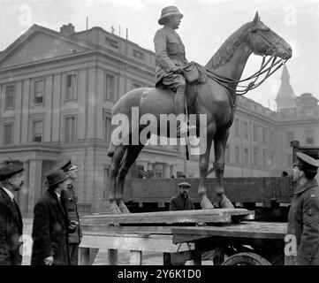 The equestrian statue of Lieutenant General Sir Stanley Maude , which is to be sent to Baghdad and is now on view to the public at Wellington Barracks , London Stock Photo