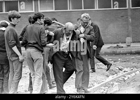 Police and rioters battle in the Bogside area of Londonderry in ...