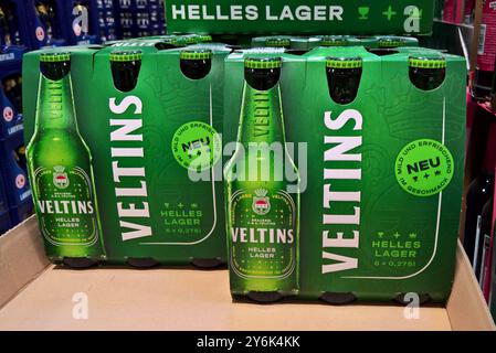 Veltins Helles Lager - Bier. Die C und A Veltins GmbH und Co KG ist eine im Jahre 1824 gegründete Bier - Brauerei. Der Sitz befindet sich in Meschede-Grevenstein im Sauerland. Alleinige Eigentümerin ist Susanne Veltins *** Veltins Helles Lager Bier C und A Veltins GmbH und Co KG is a beer brewery founded in 1824 The headquarters are located in Meschede Grevenstein in Sauerland The sole owner is Susanne Veltins Stock Photo