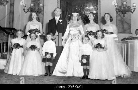 Ballerina Mary Drage member of the Royal Ballet to give up dancing . At the Royal Opera House Covent Garden London , after her wedding at Brompton Oratory to Mr Roy Fraser a tobacco farmer the third son of Lady Sibyl Fraser and late Major Alistair Fraser . Bride , bridegroom, bridesmaids and pageboys as they posed  .  8 April 1958 Stock Photo