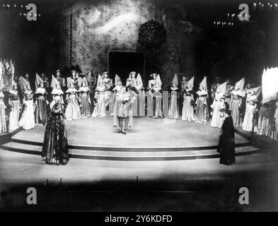 A general view of the Old Vic production of Shakespeare's TWELFTH NIGHT centre stage at the Assembly Hall in Edinburgh.  This production has won an instant welcome to the Edinburgh Festival - 25th August 1958. ©TopFoto Stock Photo