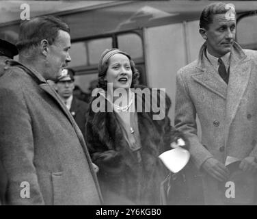 At Waterloo returning from America. Miss Merle Oberon (19 February 1911 - 23 November 1979), born Estelle Merle Oberon, was an Academy Award-nominated British film actress   10 November 1936  © TopFoto Stock Photo