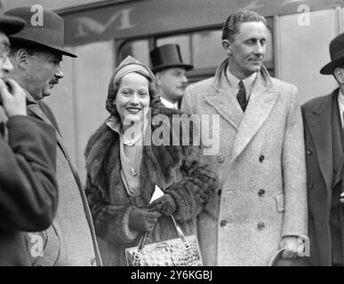 At Waterloo Station on returning from America. Miss Merle Oberon (19 February 1911 - 23 November 1979), born Estelle Merle Oberon, an Academy Award-nominated British film actress.  10 November 1936  © TopFoto Stock Photo