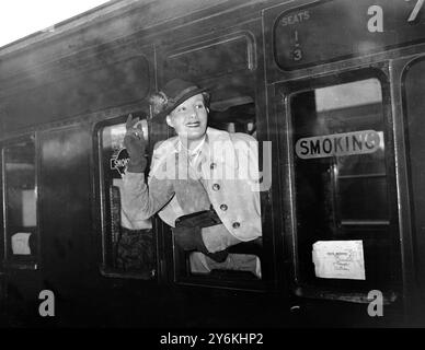 At Waterloo Station leaving for America: Miss Binnie Barnes, returning to fulfill contratcts in America after having played in the British film 'The Divorco Of Lady X' - 5 November 1937.  Gittel Enoyce 'Binnie' Barnes, later known as Gertrude Maude Barnes (b. May 25, 1903, Islington – d. July 27, 1998, Beverly Hills, California) was an English actress.  © TopFoto Stock Photo