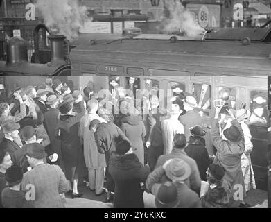 At Waterloo station Boarding the trains.  1 February 1936 Stock Photo