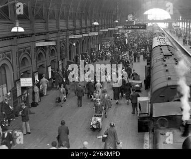 Crowded platforms at Paddington Station - 31 July 1931 © TopFoto Stock Photo