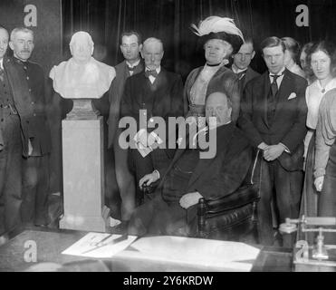 Presentation to Sir George Reid by the staff of the Australian and  Commonwealth Office ,  Mr Webb Gilbert, (the sculptor) and Captain Muirhead Collins (standing) and Sir George Reid (seated 1916 Stock Photo