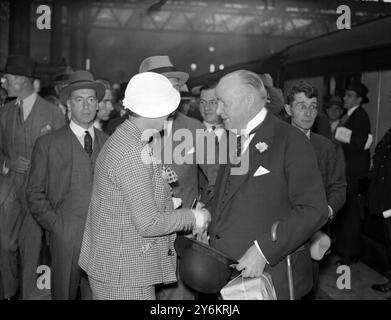 At Waterloo station Mr R. B. Bennett shaking hands with Mrs T. F. Cotton on his return to Canada.  1933 Stock Photo