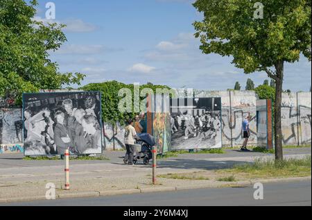 Fotoausstellung zum Mauerfall, Reste der Berliner Mauer, Gedenkstelle Grenzübergang Bornholmer Straße, Mitte, Berlin, Deutschland *** Photo exhibition on the fall of the Berlin Wall, Remains of the Berlin Wall, Bornholmer Straße border crossing memorial, Mitte, Berlin, Germany Stock Photo