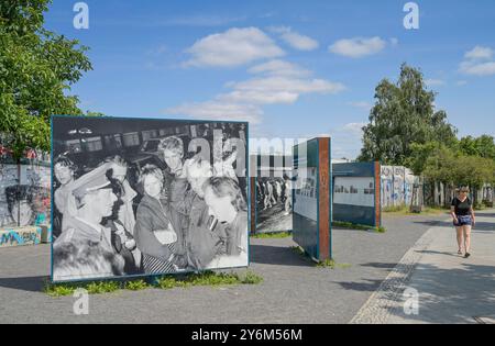 Fotoausstellung zum Mauerfall, Reste der Berliner Mauer, Gedenkstelle Grenzübergang Bornholmer Straße, Mitte, Berlin, Deutschland *** Photo exhibition on the fall of the Berlin Wall, Remains of the Berlin Wall, Bornholmer Straße border crossing memorial, Mitte, Berlin, Germany Stock Photo