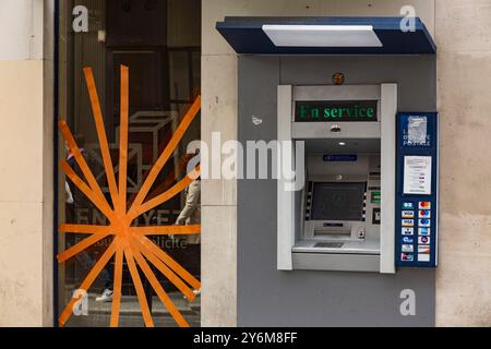 France, Paris, 75, 4th ARRT, Rue des Francs-Bourgeois, broken glass against the Post Office window, May 2023. Stock Photo