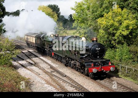 GWR Castle class steam locomotives 7029 “Clun Castle' and 5043 'Earl of Mount Edgcumbe' descending Hatton Bank, Warwickshire, UK Stock Photo