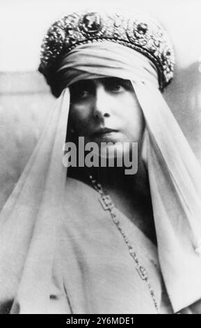 Queen of Rumania wearing a striking head dress.  She is at present paying a visit to her future son-in-law, King Alexander of Serbia 5th April 1922 Queen Marie of Romania  Princess Marie of Edinburgh, later Queen of Romania (Marie Alexandra Victoria) (October 29, 1875 – July 18, 1938), In 1893, a few months before her father became Duke of Coburg-Gotha, Princess Marie married Crown Prince Ferdinand of Romania Stock Photo