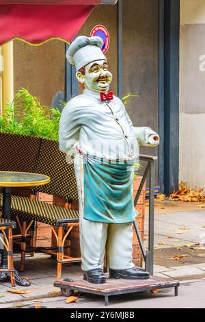 Life-size model figure of chef with toque and apron outside restaurant - Tours, Indre-et-Loire (37), France. Stock Photo