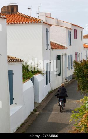 France, Ile d'Yeu, 85, cyclist in an alleyway in Port-Joinville. 08/2023. Stock Photo