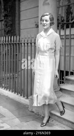 Hon Mrs Bryan Guinness, a noted society beauty, leaving a London Nursing Home after receiving plastic treatment by Sir Harold Gillies for a broken nose and scarred face, sustained in a motoring accident. 7 August 1935    Diana Mitford Stock Photo