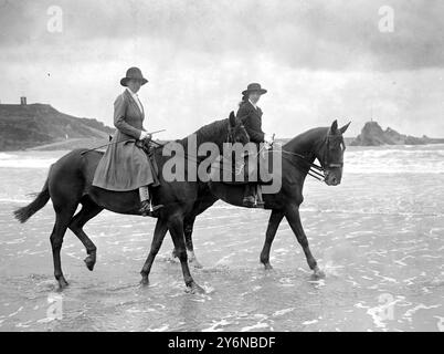 Vicar's daughter as an all round worker Mrs Spuring, daughter of the vicar of Totnes is engaged on the Estate of Mr George Brendon, at Bude - She acts as horse breaker, milkmaid, General farm hand and can drive a team of horses. Conveting green horses into Army Chargers. Stock Photo