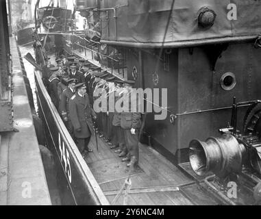 Royal visit to Immingham Docks. Their Majesties inspecting Mine Sweeping Trawler.   10 April 1918 Stock Photo