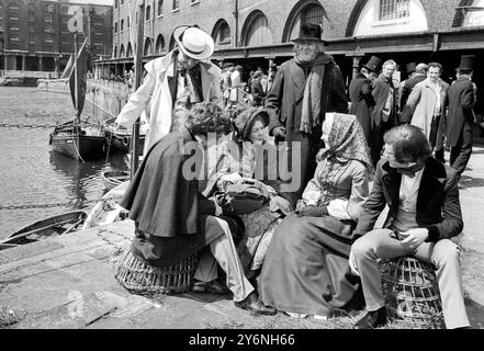 London: Filming of 'David Copperfield' in London. standing left Sir Ralph Richardson, (Playing Mr Micawber), Sir Michael Redgrave (Playing Mr Peggotty). Seated are (left to right) Robin Phillips, (Playing David Copperfield); Wendy Hiller (playing Mrs Micawber); Sinead Cusack 21, (playing the part of Emily) and Corin Redgrave, plays the of Steerforth. 2nd June 1969 Stock Photo