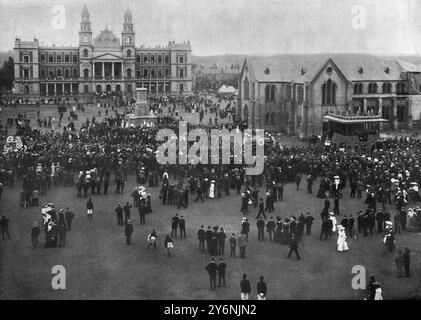 Pretoria for the last time, President Kruger's burial in his native land. The ex president's funeral passing the pedestal that was to have held his statue in Church Square Pretoria  December 16th 1904  ©2004 Topfoto          Kruger, Stephanus Johannes Paulus (Paul; Oom Paul) South African Boer politician; joint head of state of Transvaal 1880-1883; last president of Transvaal 1883-1900  1825-1904 Stock Photo