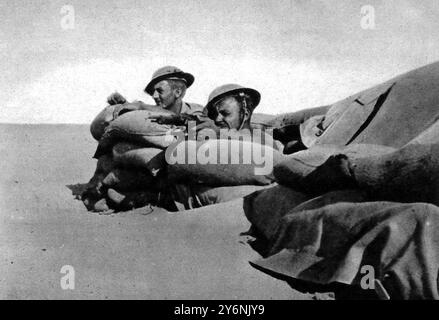 The Battle of Bir Hakeim, scenes from the desert outpost which Free French Forces gallantly held for 9 critical days. Free French machine gunners in a sand bagged shallow dugout, they resisted the continuous onslaught with the utmost gallantry  July 1942  ©2004 Topfoto            The Battle of Bir Hakeim (May 26, 1942 - June 11, 1942) was fought, during World War II, between the German/Italian Afrika Korps and the 1st Free French Brigade, with support from the British 7th Armoured Division. Stock Photo