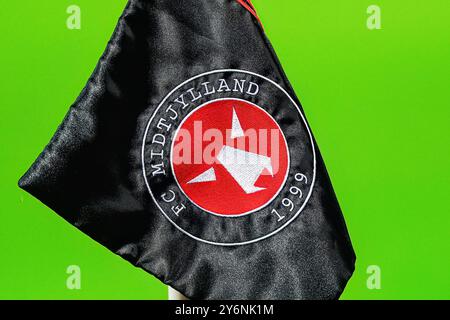 Wappen/Logo FC Midtjylland auf Eckfahne, Themenfoto, Themenbild, Symbolfoto, Symbolbild, Stockfoto  DEN, FC Midtjylland vs. TSG 1899 Hoffenheim, Fussball, UEFA Europa League, Spieltag 1, Spielzeit 2024/25, 25.09.2024  Foto: Eibner-Pressefoto/Marcel von Fehrn Stock Photo