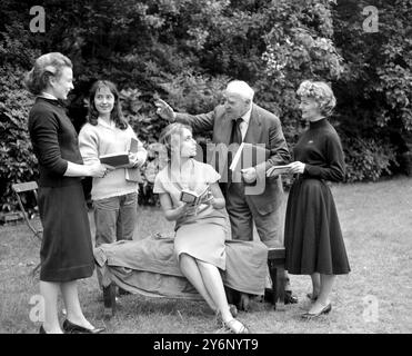 London: Regent's Park Open Air Theatre. Rehearsals of Shakespeare's 'Twelfth Night' left to right are Zinnia Charlton, as Viola; Mary Duddy, as Lucy; Margaret Wedlake, as Olivia; Robert Atkins as Sir Toby Belch, and Deirdre Day as Maria 18 July 1947 Stock Photo