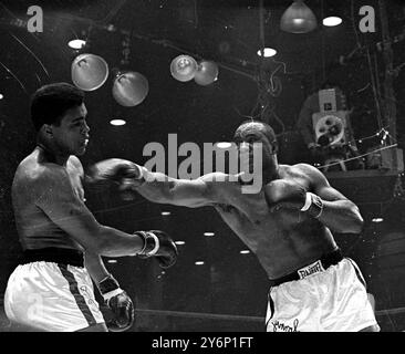 World New Heavyweight Champion  Sonny Liston  covers up from a left thrown by challenger Cassius Clay during title fight 25 February 1964 Stock Photo