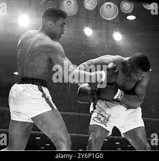 World New Heavyweight Champion  Sonny Liston  covers up from a left thrown by challenger Cassius Clay during title fight 25 February 1964 Stock Photo