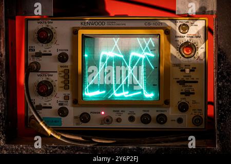 kenwood-oscilloscope-2y6p2fj.jpg