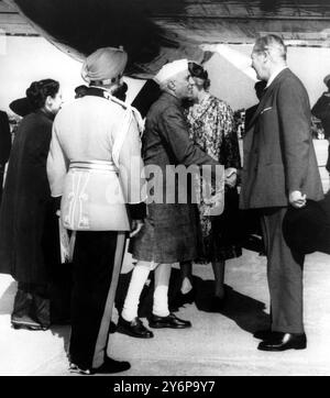 Prime Minister Harold  MacMillan Wilson and his wife, Lady Dorothy  at the beginning of their tour of the Commonwealth starting with 4 days in India.  10 January 1958 Stock Photo