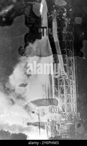 GUIDED MISSILE ATLAS AGENA ROCKET LEAVES LAUNCH PAD  ;  27 AUGUST 1962 Stock Photo