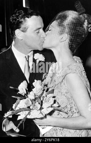 jack-lemmon-and-felicia-farr-f-tv-wedding-17-august-1962-stock