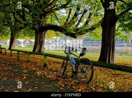 Bicycle on the tow path by the River Thames at Kingston upon Thames. South-west London, England. Stock Photo