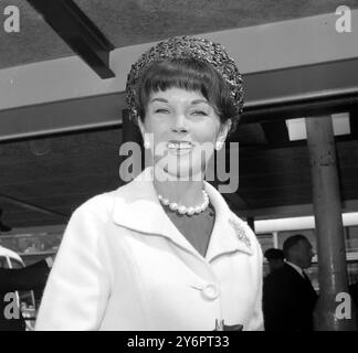 ACTRESS DAWN ADDAMS  ARRIVES IN LONDON  ;  23 JULY 1962 Stock Photo