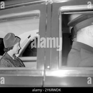 QUEEN ELIZABETH II AT GREAT ORMOND STEET HOSPITAL VISITS PRINCE CHARLES IN  LONDON   12 FEBRUARY 1962 Stock Photo