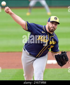 Milwaukee Brewers Pitcher Aaron Civale Throws During The First Inning Pittsburgh United States 26th Sep 2024 Milwaukee Brewers Pitcher Aaron Civale 32 Starts Against The Pittsburgh Pirates At Pnc Park On Thursday September 26 2024 In Pittsburgh Photo By Archie Carpenterupi Credit Upialamy Live News 2y6t9rm