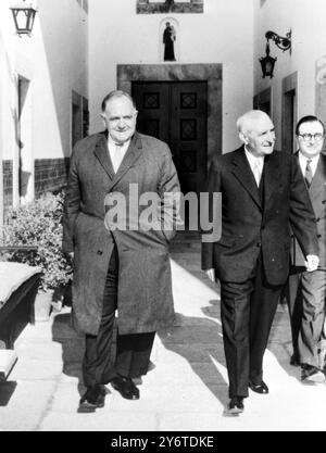 ROY WELENSKY WITH PROFESSOR ANTONIO DE OLIVEIRA SALAZAR IN  PORTUGAL /   20 NOVEMBER 1961 Stock Photo