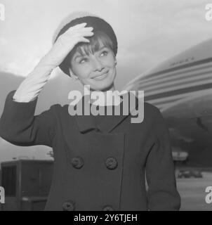 ACTRESS AUDREY HEPBURN HOLD HER HAT AT LONDON AIRPORT  /   19 OCTOBER 1961 Stock Photo