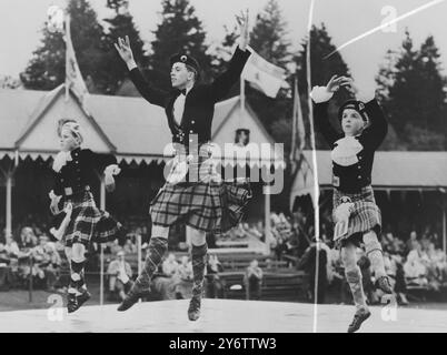 HIGHLAND GAMES ATTENDED BY ROYALS BRAEMAR   8 SEPTEMBER 1961 Stock Photo