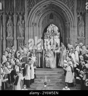 RELIGION - ENTHRONEMENT OF ARCHBISHOP OF CANTERBURY , DR ARTHUR MICHAEL RAMSEY - 27 JUNE 1961 Stock Photo