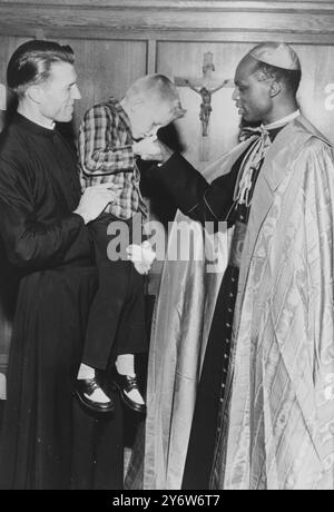 RELIGION - FATHER GREGORY ROBERTS AND CARDINAL RUGAMBWA IN NEW YORK , USA - 13 JUNE 1961 Stock Photo