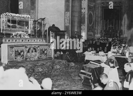 POPE JOHN XXIII TOMB 9 CENTURIES OLD IN VATICAN  /   1 JUNE 1961 Stock Photo