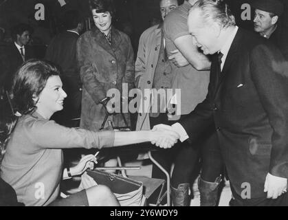 ACTRESS SOPHIA LOREN WITH PRODUCER OF EL CID  SAMUEL BRONSTON  SHAKE HANDS /   18 APRIL 1961 Stock Photo