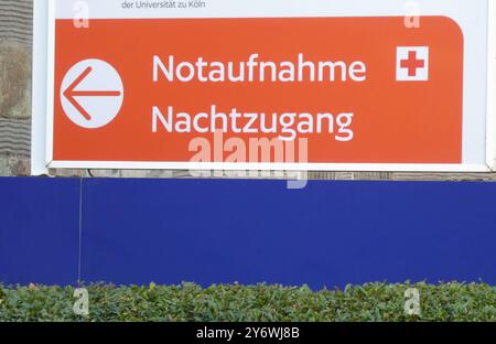 Schild, Schriftzug Notaufnahme Nachtzugang mit rotem Kreuz an einem ...